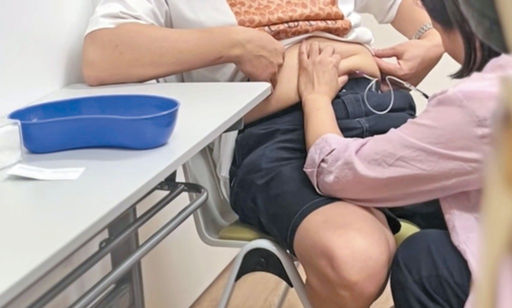 有「蔚Ｘ」女學員進行真人皮下注射考試時，安排家人協助考試。