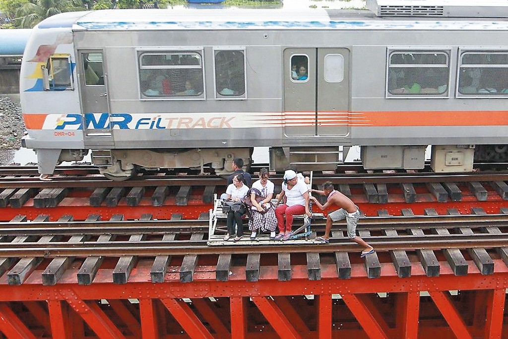 菲律賓首都馬尼拉塞車情況十分嚴重,因而衍生火車軌上的手推車載人生意,而車伕大多是未成年的少年人。 菲律賓首都馬尼拉塞車情況十分嚴重,因而衍生火車軌上的手推車載人生意,而車伕大多是未成年的少年人。
