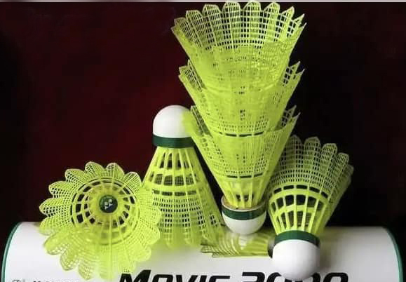 羽毛格價格不斷飆升，有廠商就利用合成物料製造廉價的球。