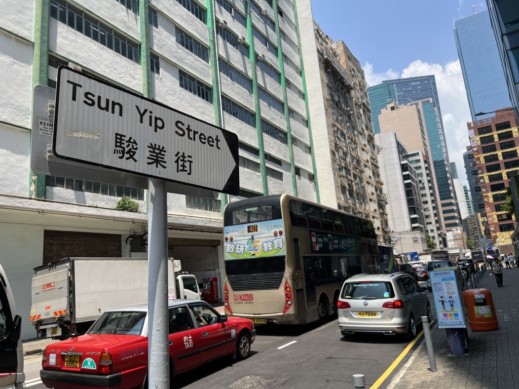 因改道關係,導致駿業街不時出現塞車情況 因改道關係,導致駿業街不時出現塞車情況