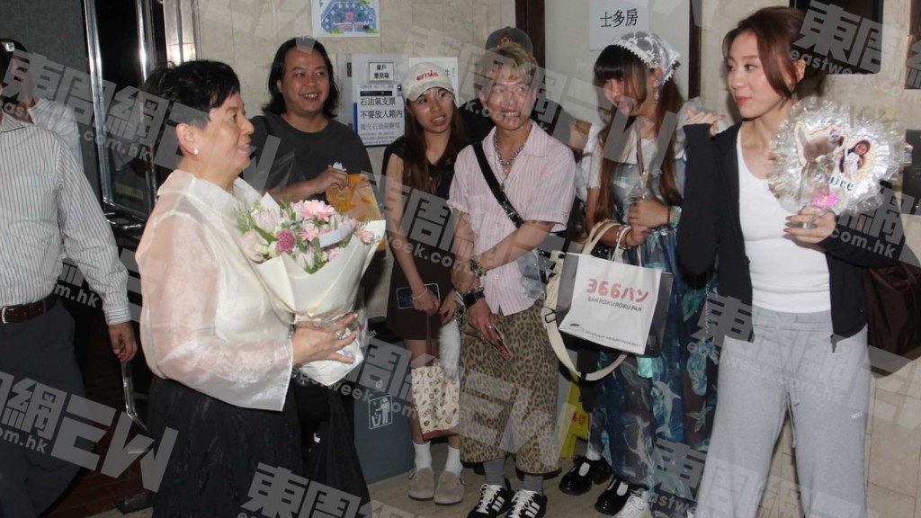 Bernice一夜成名,當選後忙個不停,她到達屯門寓所的大堂時,禮貌地向傳媒揮手道別。 Bernice一夜成名,當選後忙個不停,她到達屯門寓所的大堂時,禮貌地向傳媒揮手道別。