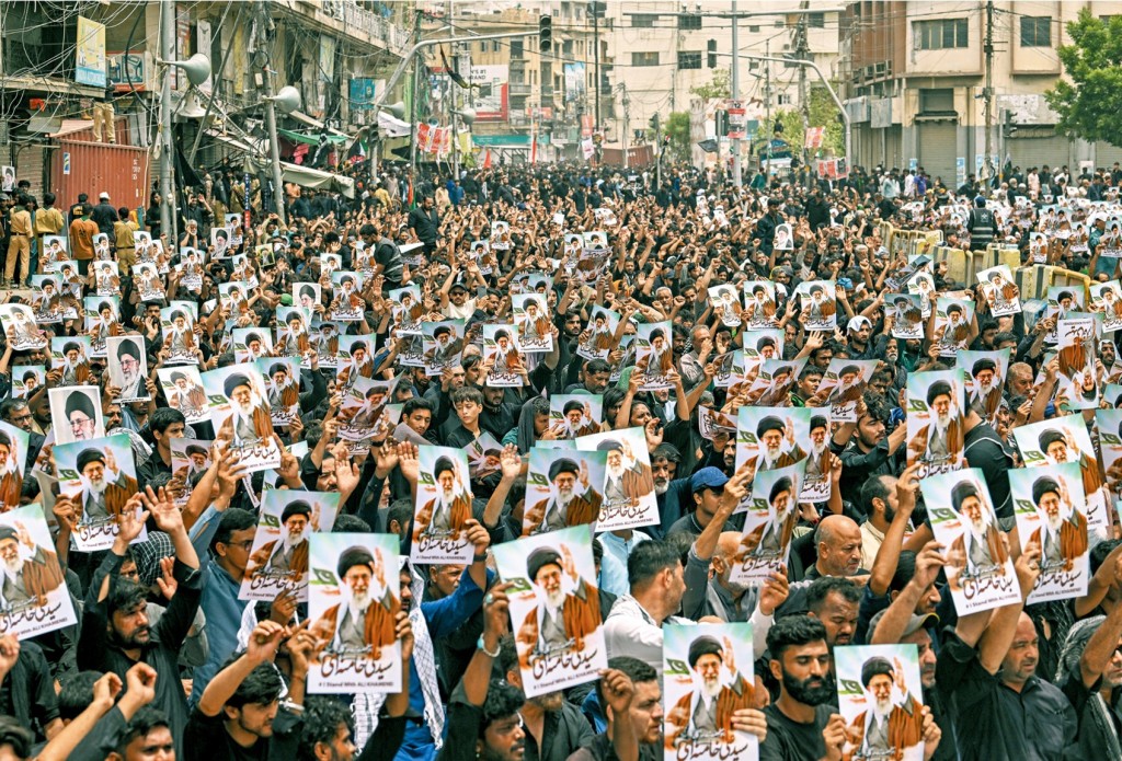 伊朗精神領袖哈梅內伊獲民眾擁護，而且擁有絕對權力，其代表的保守勢力往往與現總統對着幹。