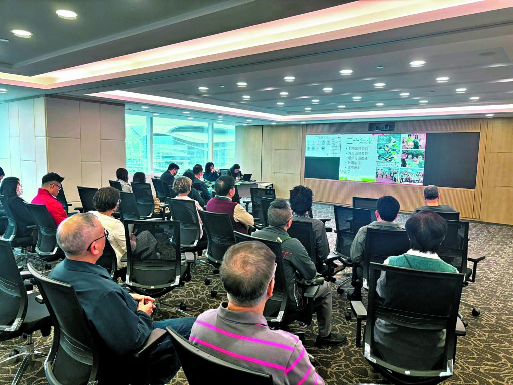 中信泰富邀請綠色團體「環保觸覺」到大廈及屋 苑舉辦環保講座。 中信泰富邀請綠色團體「環保觸覺」到大廈及屋 苑舉辦環保講座。