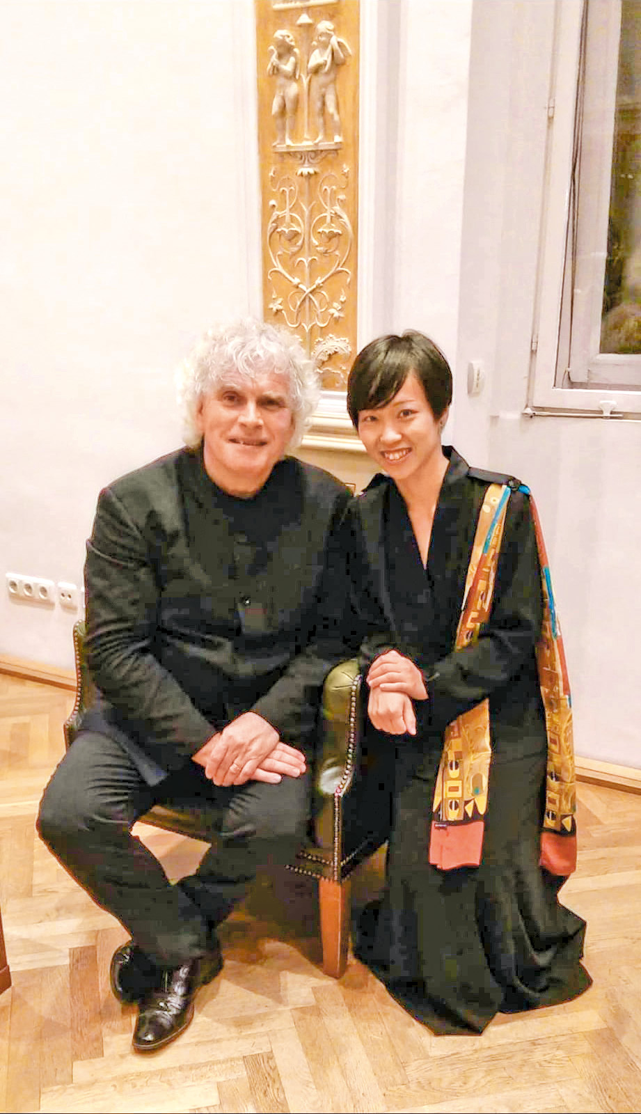 在學期間,葉詠媛有機會與世界上頂尖樂團及指揮家合作。圖攝於維也納金色大廳後台,與前柏林愛樂樂團首席指揮Simon Rattle表演後合照。 在學期間,葉詠媛有機會與世界上頂尖樂團及指揮家合作。圖攝於維也納金色大廳後台,與前柏林愛樂樂團首席指揮Simon Rattle表演後合照。