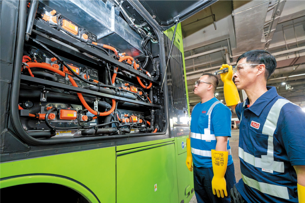 九巴學院作為全港首間獲資歷架構認證的專營巴士公司訓練機構，開辦電動車維修課程，為員工及業界人士提供培訓。