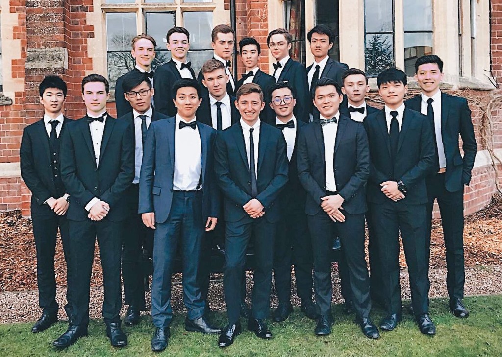 因為香港、中國、英國都讀過書,讓張睿哲(右四)視野擴闊不少。 因為香港、中國、英國都讀過書,讓張睿哲(右四)視野擴闊不少。