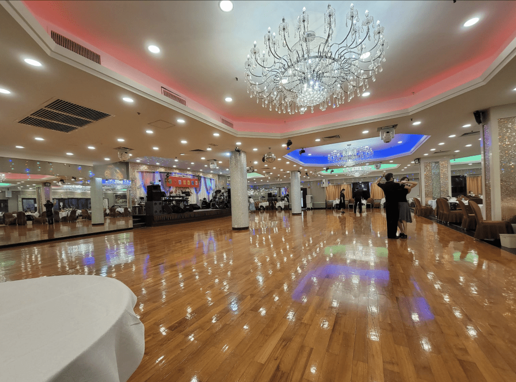 沙田「新光宴會廳」配備大型社交舞池。  