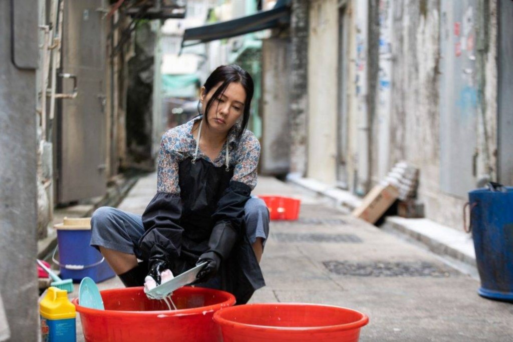 面對這份看似高薪但工作繁重的洗碗工作，網民意見兩極。（《濁水漂流》劇照）