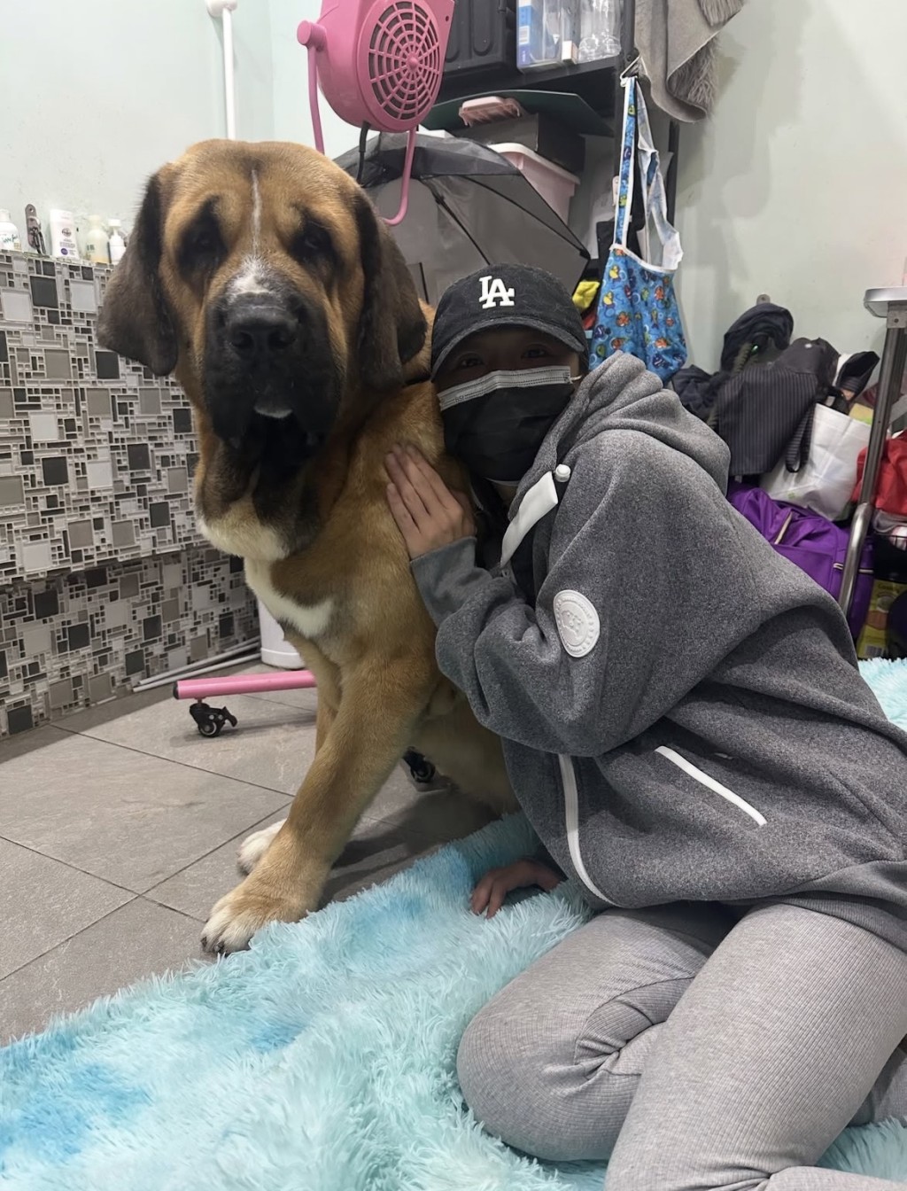 美容師與拉里合照。