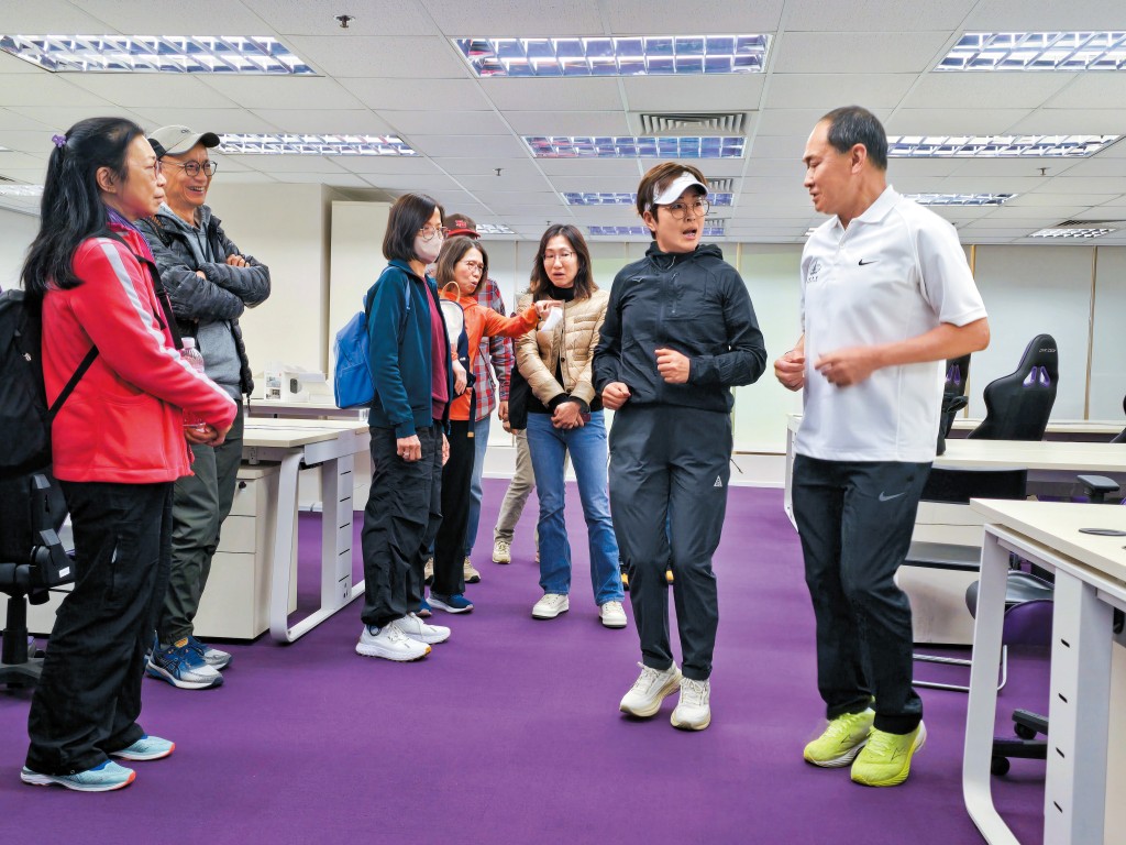 添Sir去年尾主講聯合國兒童基金會慈善跑的跑前講座時,吸引不少參加者慕名參與。 添Sir去年尾主講聯合國兒童基金會慈善跑的跑前講座時,吸引不少參加者慕名參與。