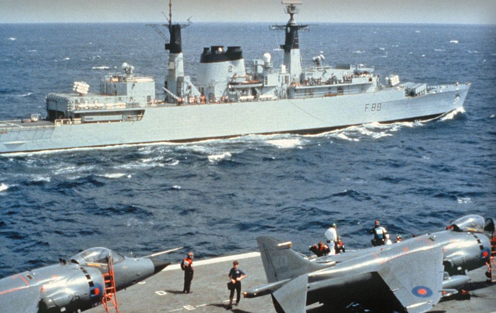 一九八二年,阿根廷出兵佔領福克蘭群島,英國隨即派遣艦隊遠征南大西洋,以武力收回海外領土。 一九八二年,阿根廷出兵佔領福克蘭群島,英國隨即派遣艦隊遠征南大西洋,以武力收回海外領土。