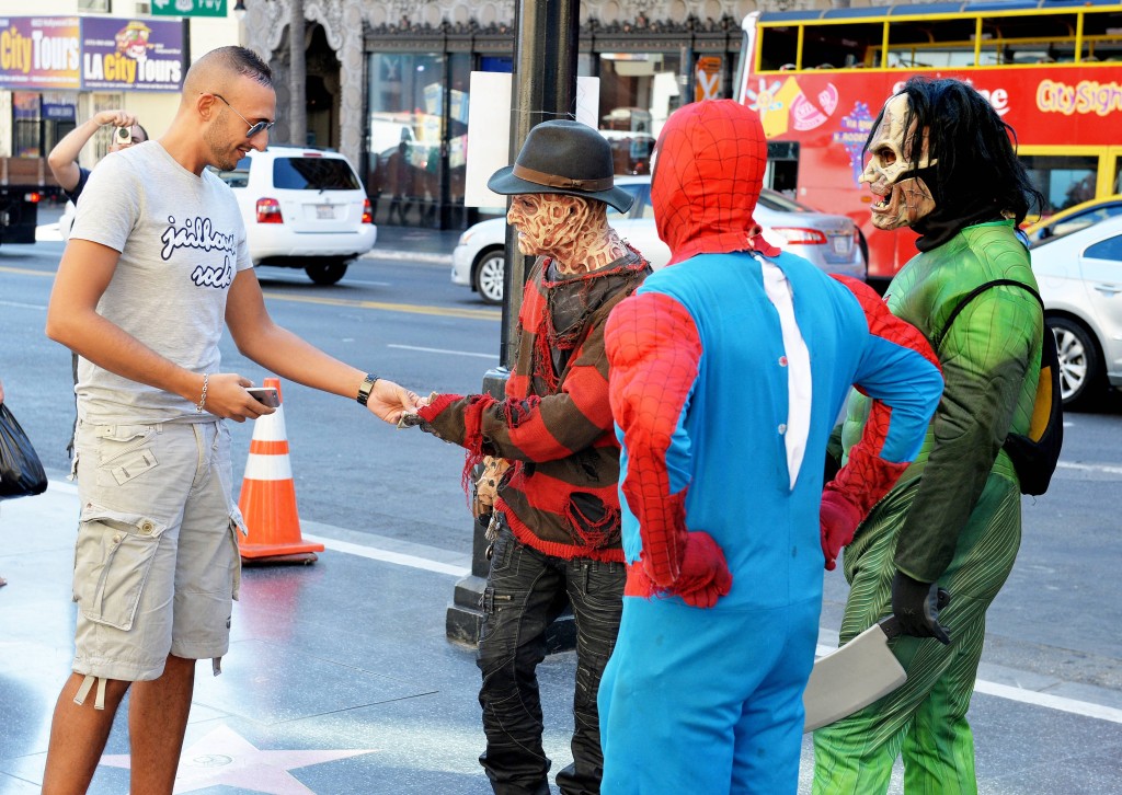 有旅客反映星光大道劏客情況普遍,那些裝扮成蝙蝠俠、蜘蛛俠的街頭表演者很無禮貌。 有旅客反映星光大道劏客情況普遍,那些裝扮成蝙蝠俠、蜘蛛俠的街頭表演者很無禮貌。