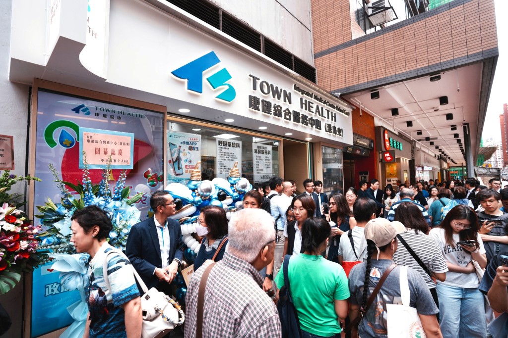 康健綜合醫務中心(港島東)選址鄰近地鐵站出口的民生區。 康健綜合醫務中心(港島東)選址鄰近地鐵站出口的民生區。