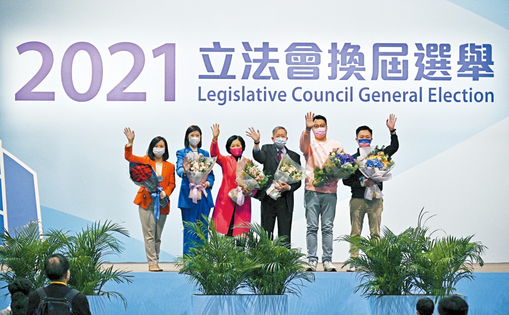 黎棟國（右三）退休後加入新民黨，且第一次參選立法會便當選。