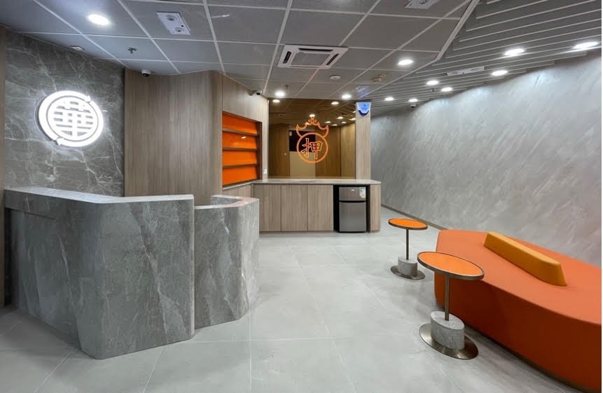 靄華押業港鐵站分店採用新穎設計,融合現代化及傳統當舖特色。 靄華押業港鐵站分店採用新穎設計,融合現代化及傳統當舖特色。