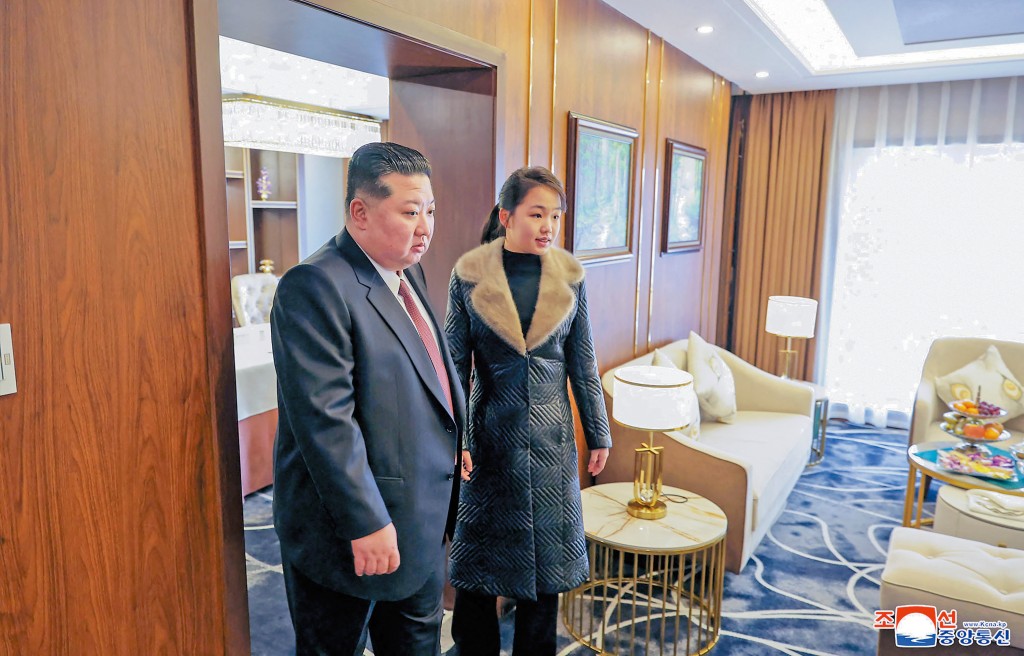金正恩攜同女兒金主愛巡視三池淵旅遊景區兩間新酒店的客房設施。