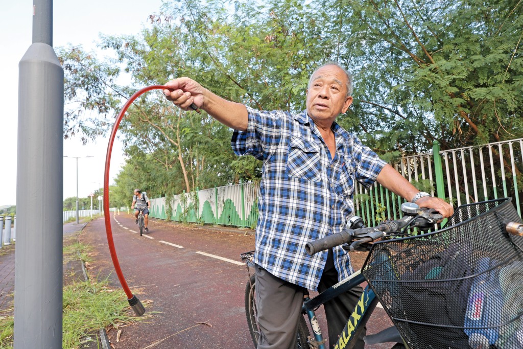 不少騎彈車人士路經事發地點壆圍南路一帶，會帶備單車鏈傍身。
