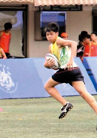 少年時代的房傑鋒身形瘦削，過往與欖球校隊隊友出賽時，更曾被對手譏笑是「BB戰隊」。