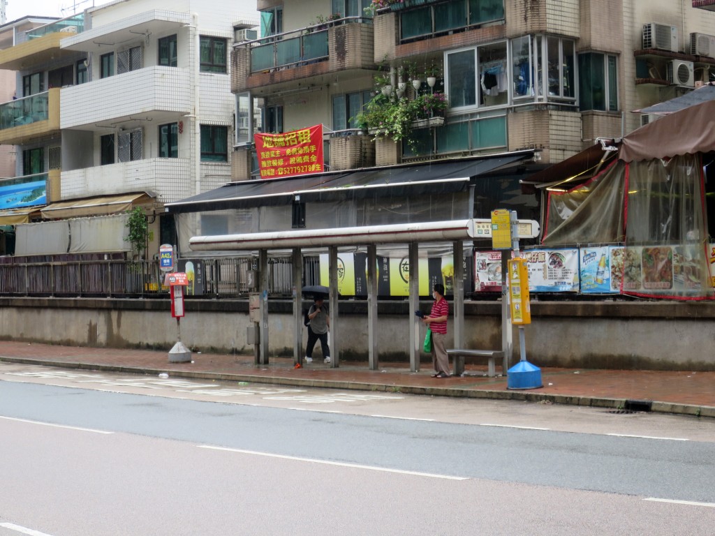 老父稱棄貓於下徑口村。