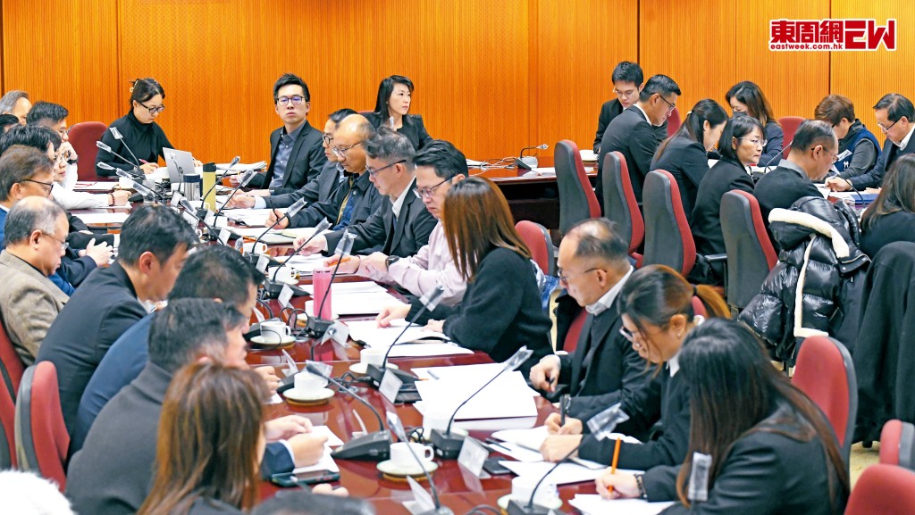 今屆區議會引入新的監察制度，各區的區議員須每年提交工作報告。