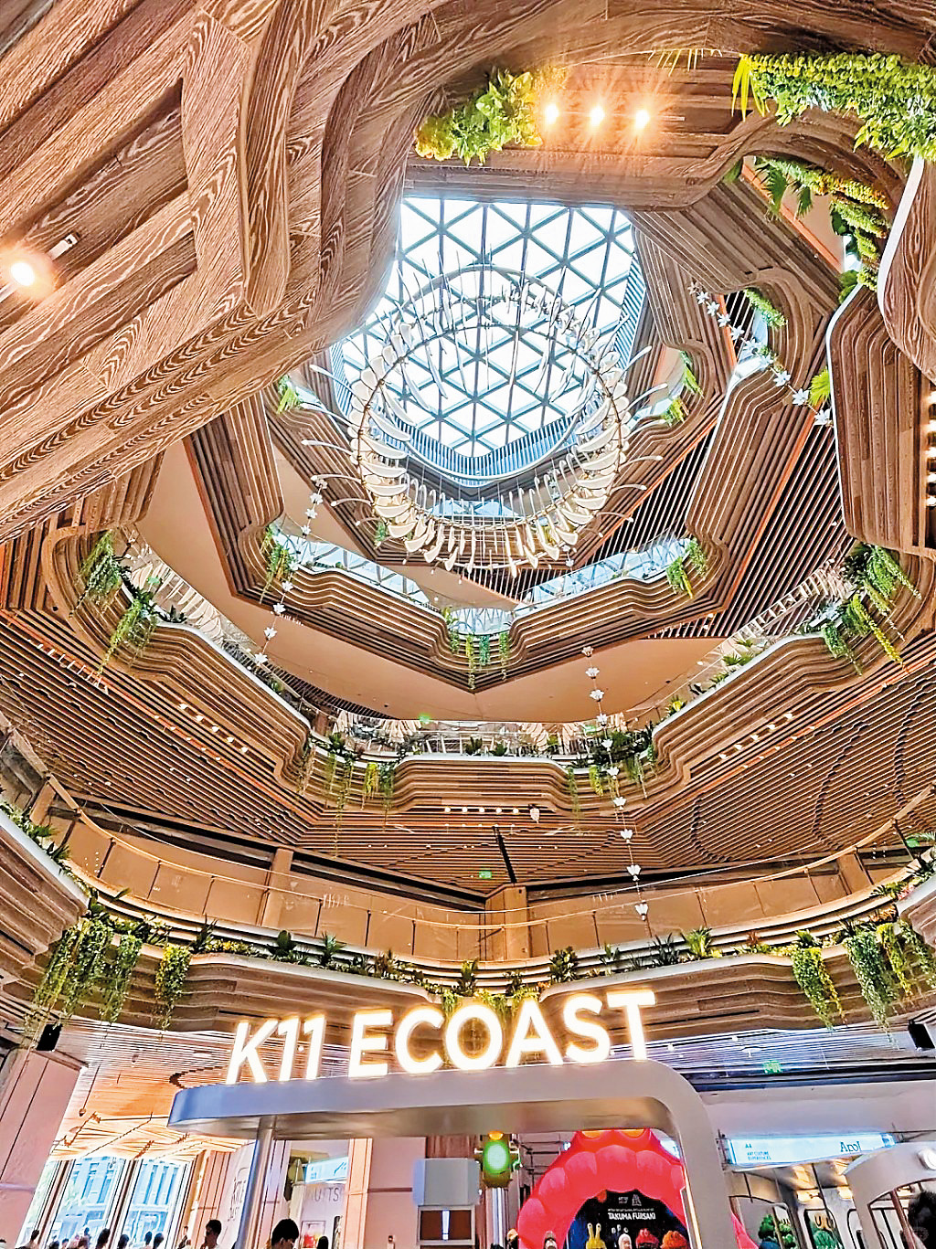 K11 ECOAST發言人稱暑期期間港客錄得明顯增長，人均消費平均比內地客高出約兩成。
