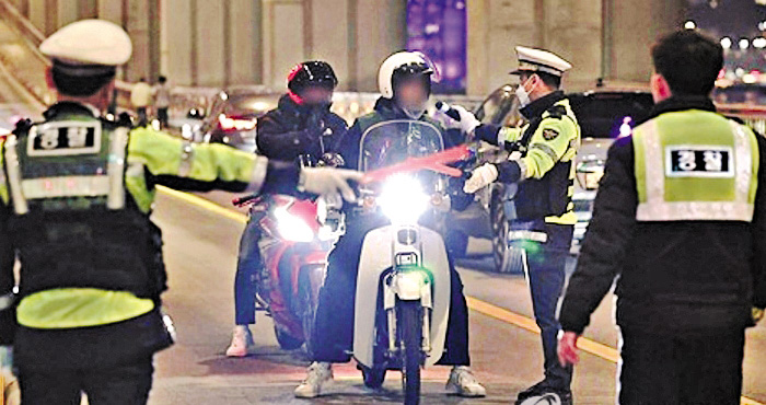 日本警方為打擊暴走族，加強截查電單車有否違法改裝。