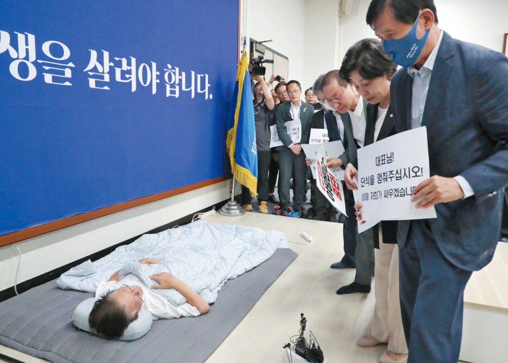 李在明因對尹錫悅施政極度不滿,曾在國會絕食抗議。 李在明因對尹錫悅施政極度不滿,曾在國會絕食抗議。