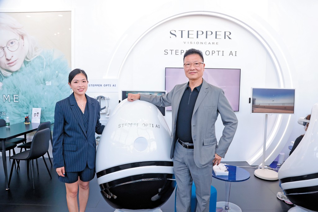 吳逸珊（左）與父親吳海英（右）合照。