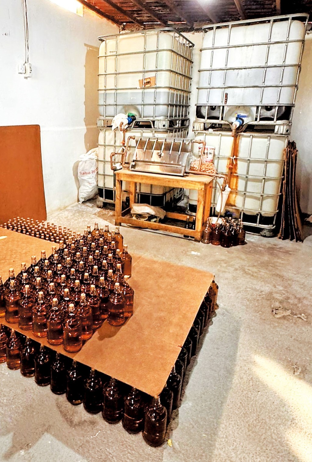 警方在連串掃蕩行動中起出超過三萬瓶假酒和製酒工具。 警方在連串掃蕩行動中起出超過三萬瓶假酒和製酒工具。