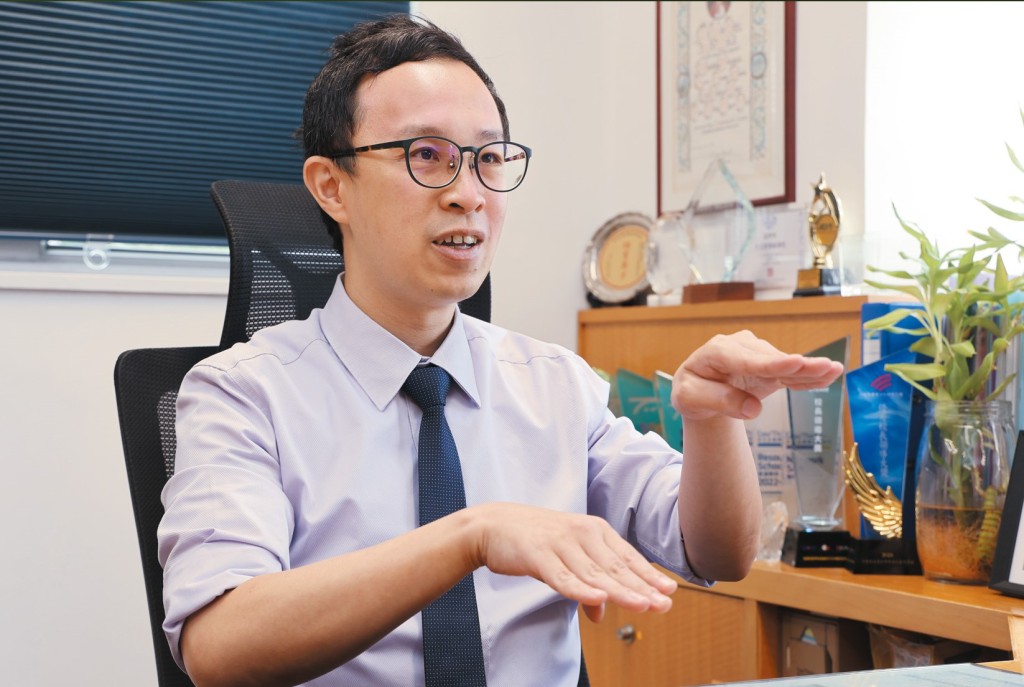 李安迪開設名為「李校長工作日常」的小紅書帳戶,分享他的教學理念。李安迪透露,內地家長希望在香港接受教育,可以培養到子女的國際視野。 李安迪開設名為「李校長工作日常」的小紅書帳戶,分享他的教學理念。李安迪透露,內地家長希望在香港接受教育,可以培養到子女的國際視野。