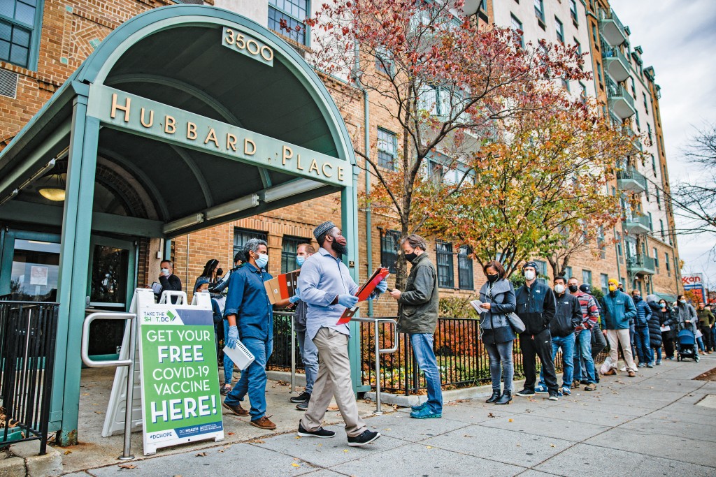 小甘迺迪於去年五月繞過CDC,直接宣布政府停止建議孕婦和健康兒童定期接種新冠疫苗。圖為二一年新冠疫情期間,民眾排隊打疫苗情況。 小甘迺迪於去年五月繞過CDC,直接宣布政府停止建議孕婦和健康兒童定期接種新冠疫苗。圖為二一年新冠疫情期間,民眾排隊打疫苗情況。