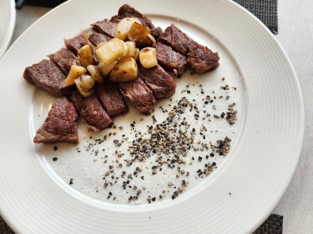 「圓．鐵板燒」鐵板牛肉。