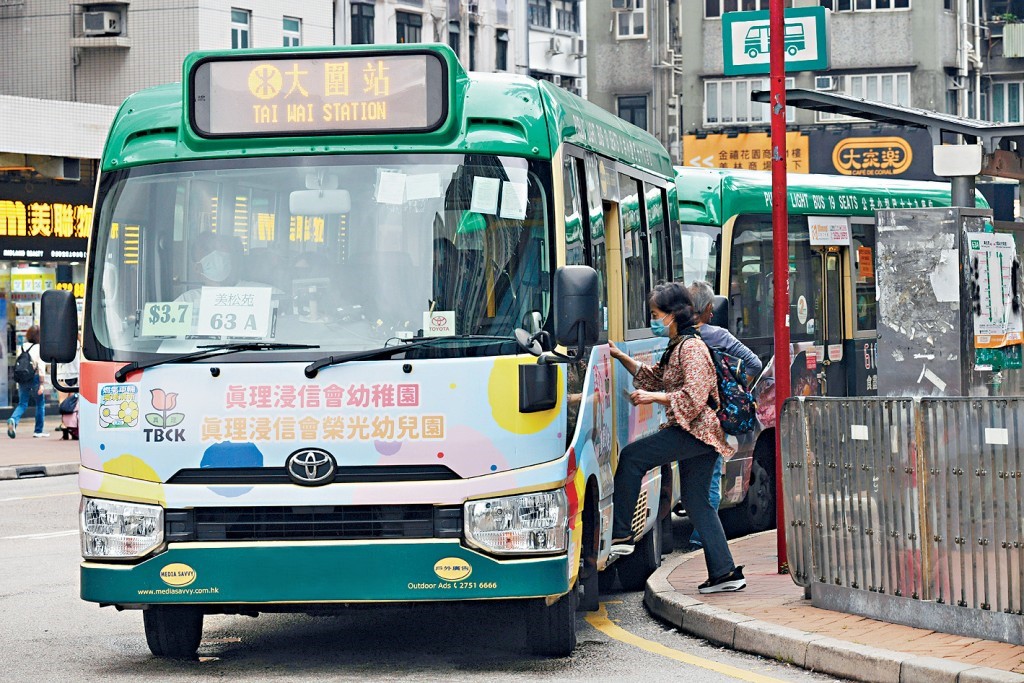 等小巴新招 |  有瓦遮頭下避曬 有車即衝出 網民 : 唔使小巴站牌啦 !