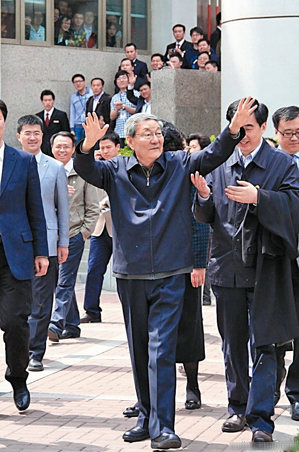 朱鎔基退任總理後生活低調,每當他出席公開活動都甚受群眾歡迎。 朱鎔基退任總理後生活低調,每當他出席公開活動都甚受群眾歡迎。