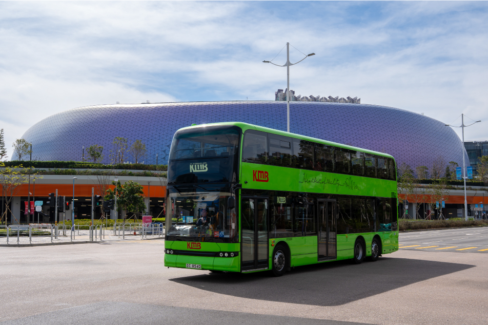 九巴逾十年前開始研究引入零排放電動巴士，至今擁有全港最大的新能源車隊，累計行走近八百萬公里，相等於減少逾一萬噸碳排放。