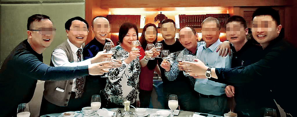 一九年本刊曾揭露Mona姐(左三)家族,在土瓜灣、紅磡一帶靠內地客置富,估計身家逾十億元。 一九年本刊曾揭露Mona姐(左三)家族,在土瓜灣、紅磡一帶靠內地客置富,估計身家逾十億元。