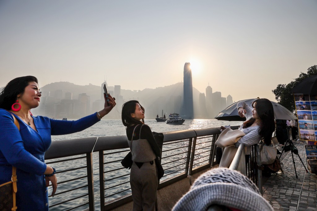 李家超強調香港要有歡迎旅客的心。 李家超強調香港要有歡迎旅客的心。