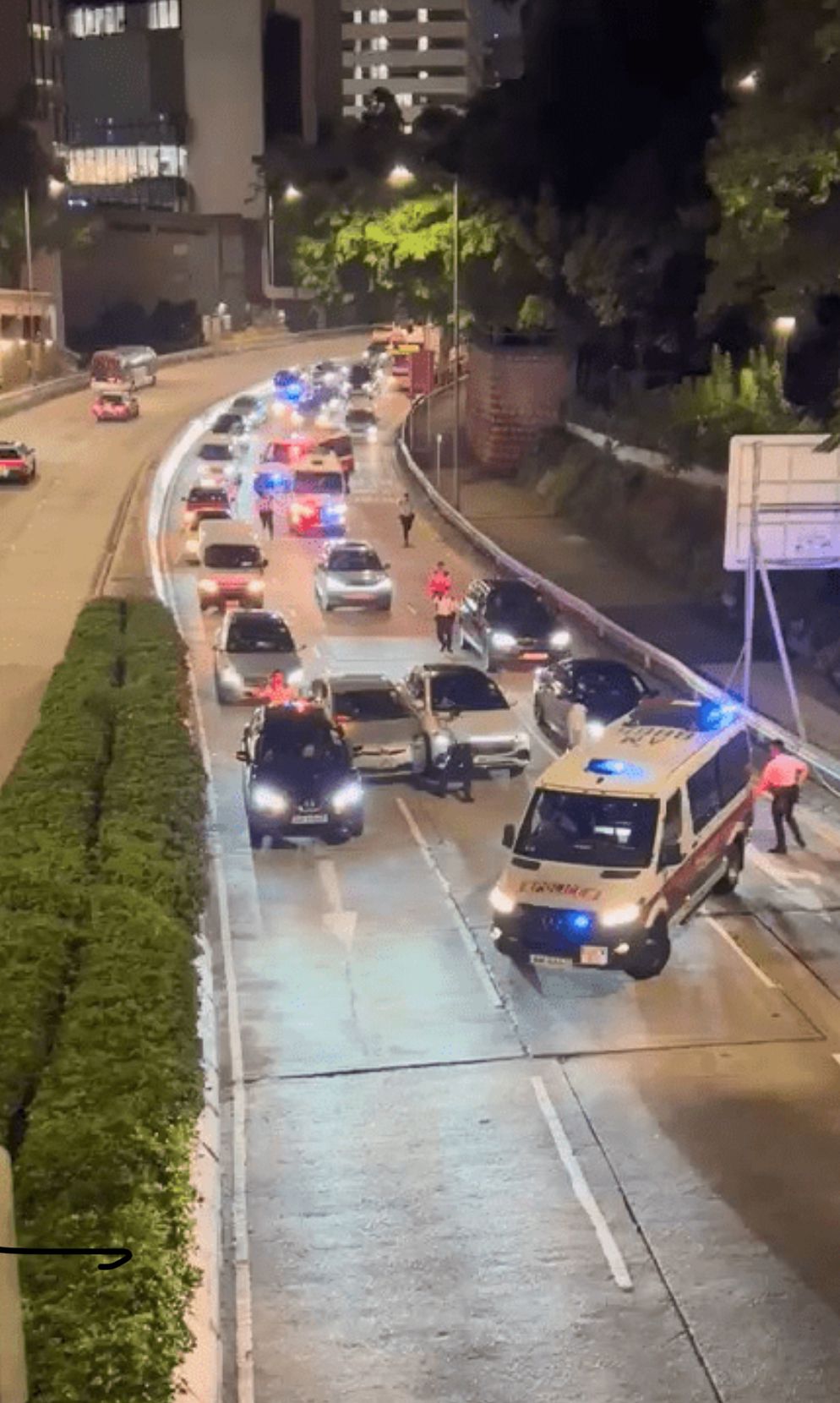 涉事的銀色私家車在公主道培正道休憩花園對開被截後,試圖多次強行在兩車之間穿過但不成功。 涉事的銀色私家車在公主道培正道休憩花園對開被截後,試圖多次強行在兩車之間穿過但不成功。