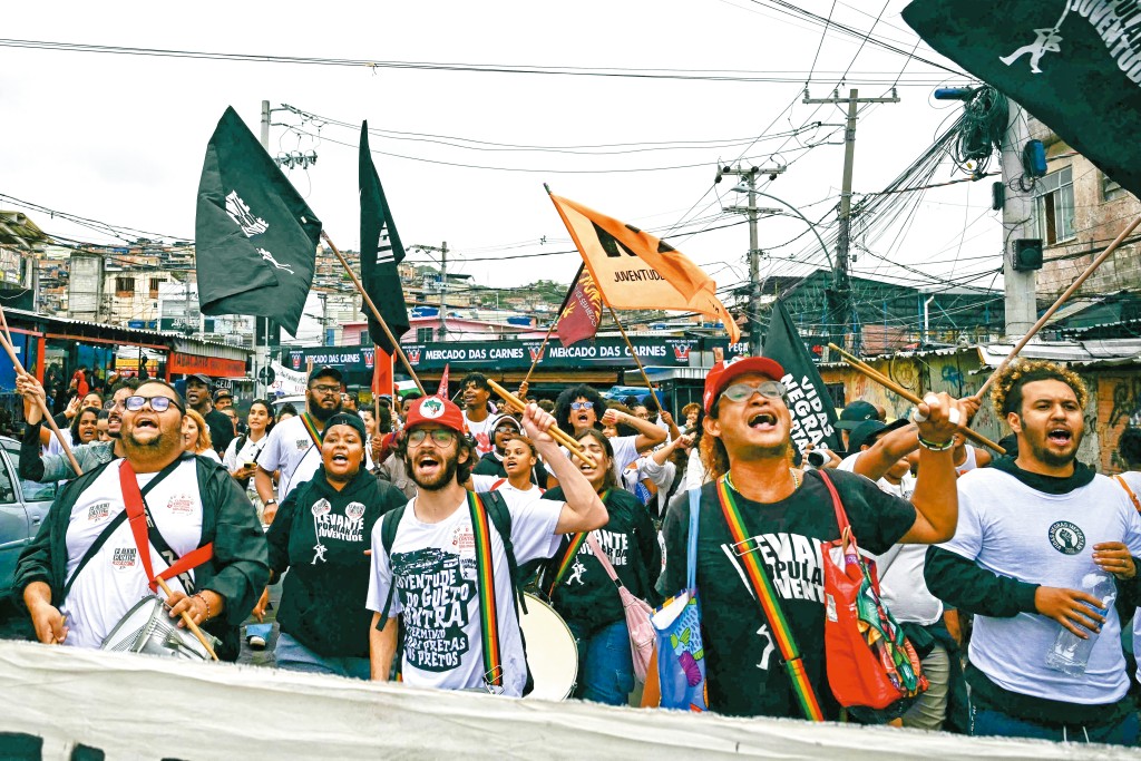 大批巴西人上街示威抗議里約州警方的血腥手段,將疑犯就地處決,完全有違人權。 大批巴西人上街示威抗議里約州警方的血腥手段,將疑犯就地處決,完全有違人權。