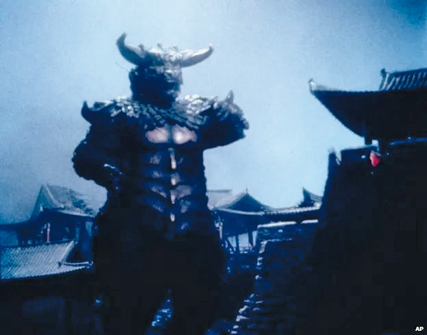 申相玉在八五年拍了一套名為《平壤怪獸》的電影後，翌年與崔銀姬成功離開北韓。