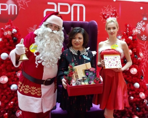 根據公司2024/25財年資料,馮秀炎(中)該年收取董事袍金30萬元及其他酬金約2396萬元。 根據公司2024/25財年資料,馮秀炎(中)該年收取董事袍金30萬元及其他酬金約2396萬元。