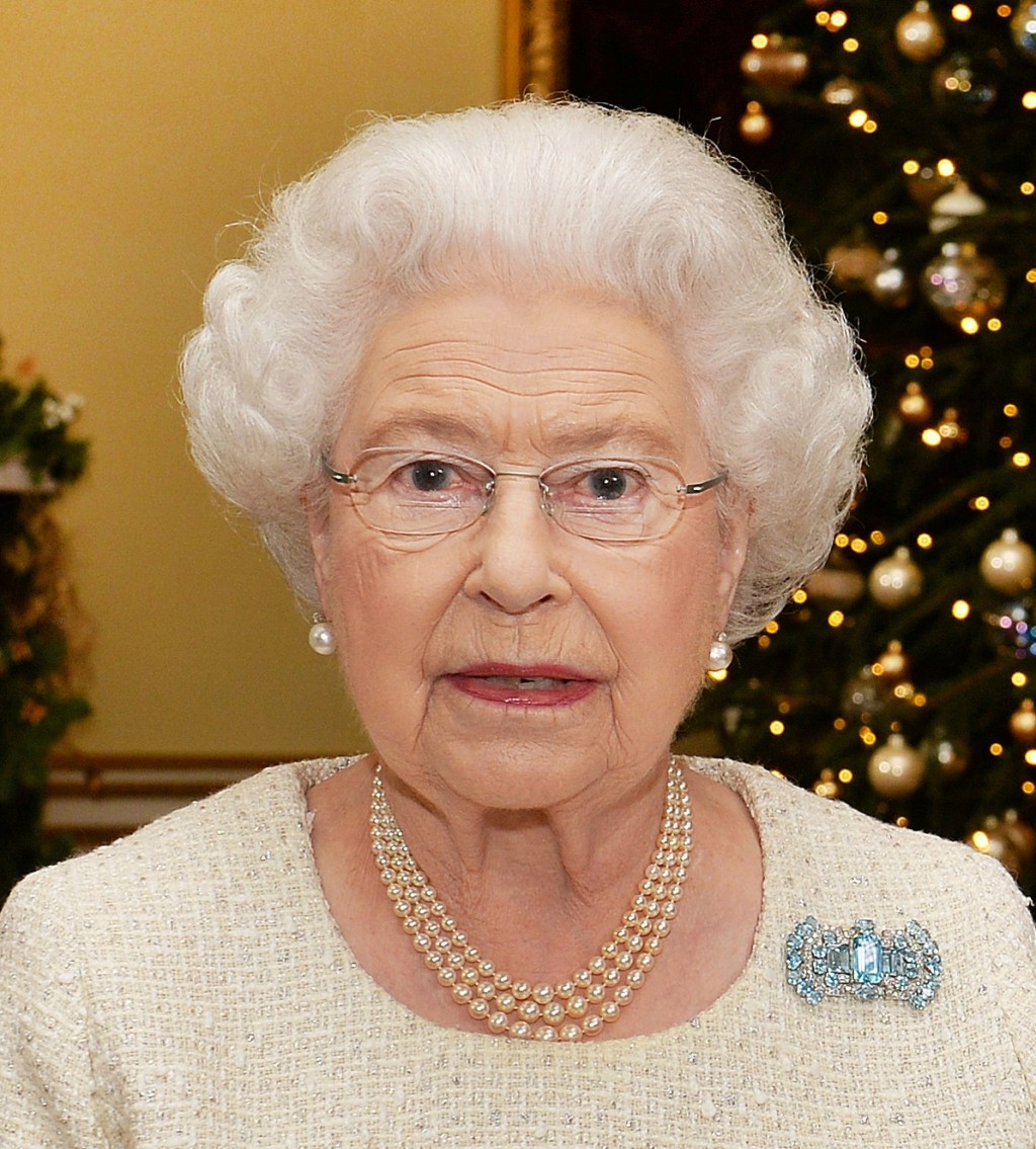 容敏儀聲稱為英女王任幕僚數十載，並為她的御用品牌設計師。