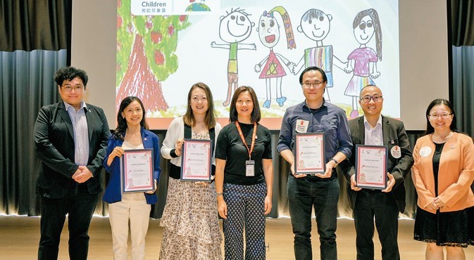 除了教學及輔導，張艷（左三）亦常出席與SEN學童發展或一般兒童成長的活動。