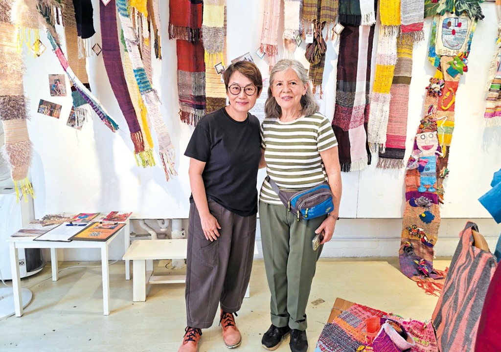 她與編織藝術家Camola Valarezo Tapestry攝於觸感藝術空間。