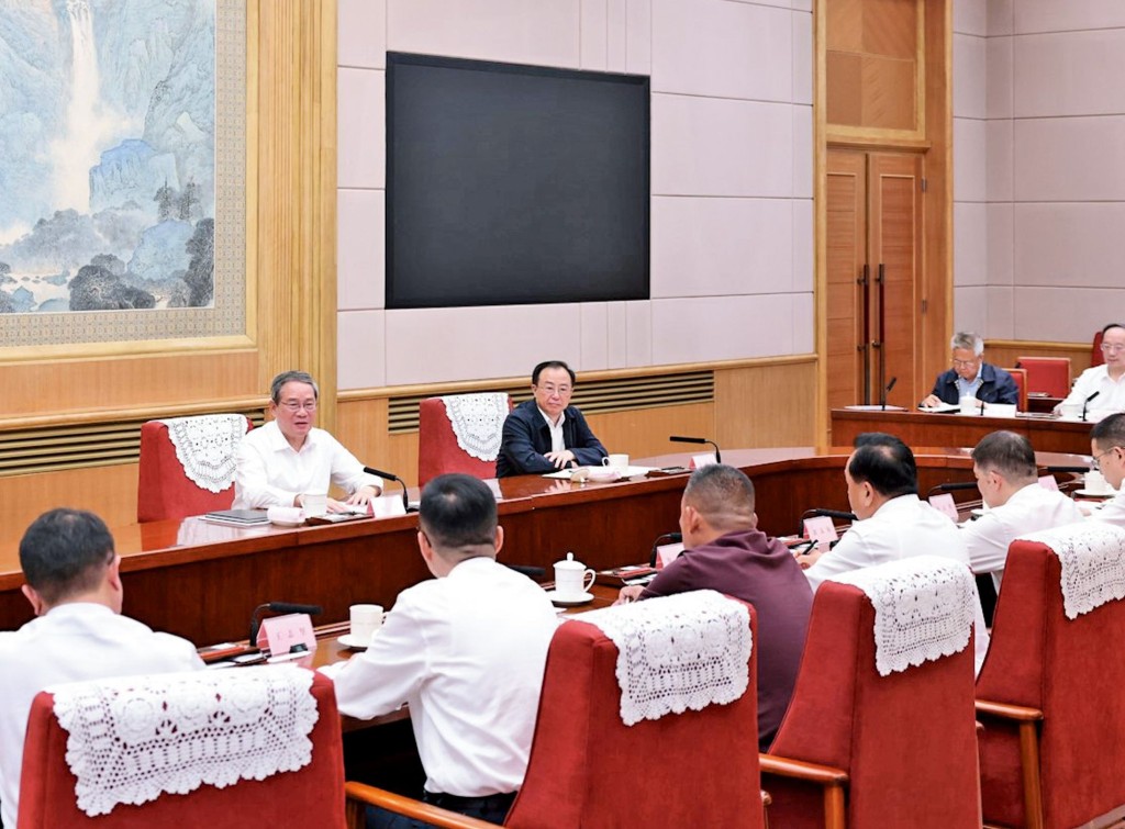 總理李強在七月召開的經濟形勢專家和企業家座談會，于東來有份出席發言，並安排坐在李強對面。