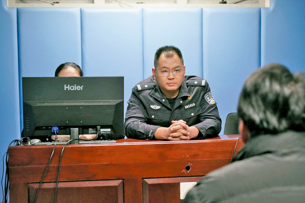 警方在調查連串可疑結業案，向其中一名登記的新法人查問，相信他是替死鬼代人孭債。