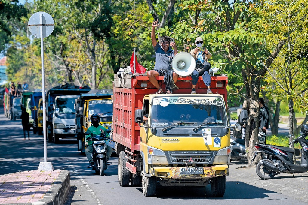 垃圾車司機不滿政府關閉蘇旺垃圾場,駕車圍堵省長辦公室抗議 垃圾車司機不滿政府關閉蘇旺垃圾場,駕車圍堵省長辦公室抗議