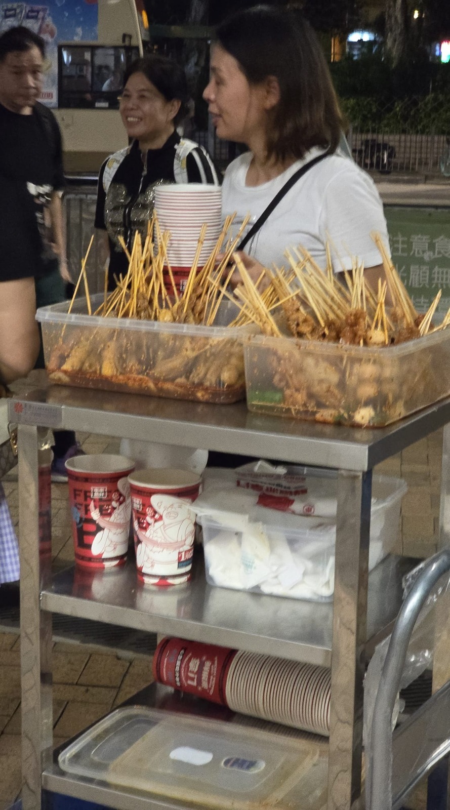 無牌小販｜上水站外擺攤賣燒賣魚蛋簡陋程度嚇壞人網民憂成第二個東門