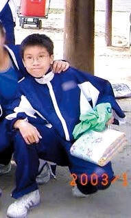 謝浩霖童年時已是小男生的模樣,十分抗拒穿裙。 謝浩霖童年時已是小男生的模樣,十分抗拒穿裙。