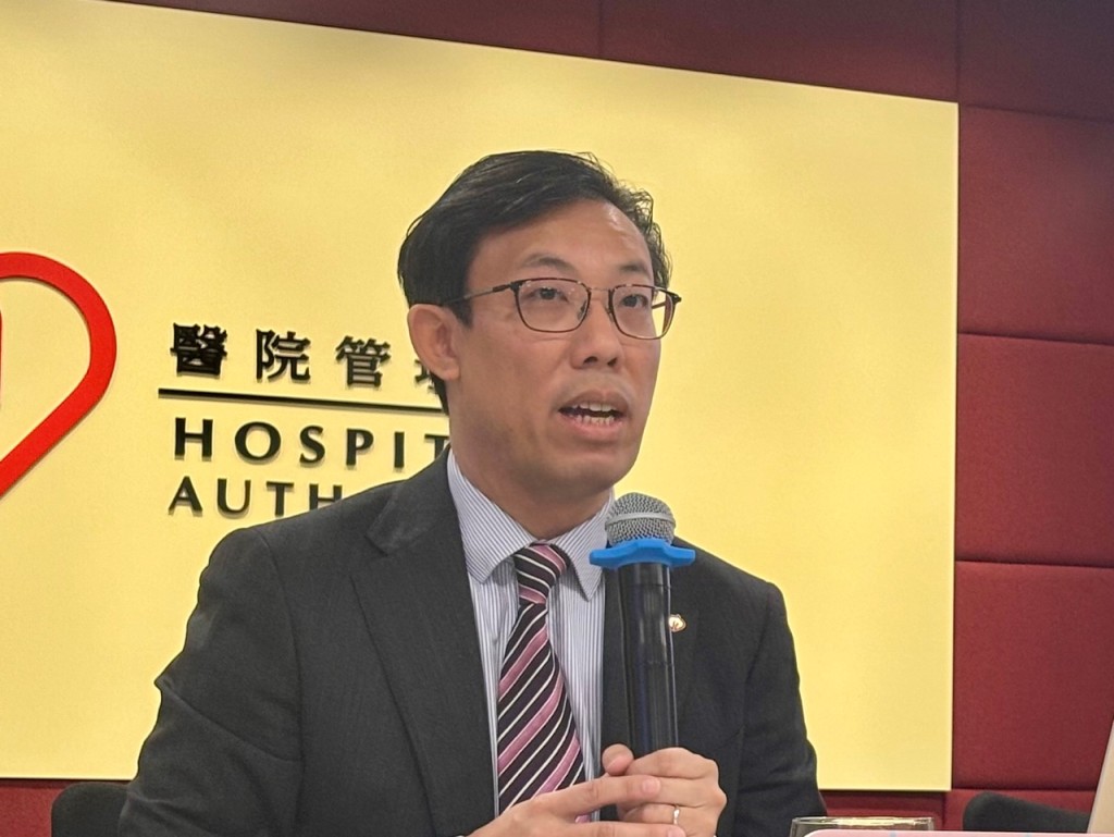 李立業指,公院專科門診有逾800萬人次就診,致不少人在院內等候。 李立業指,公院專科門診有逾800萬人次就診,致不少人在院內等候。